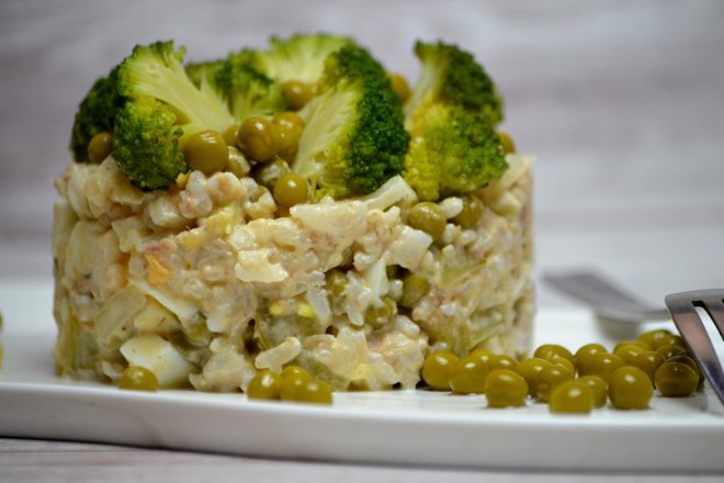 Салат с тунцом, рисом и брокколи