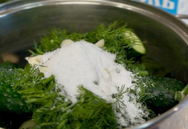 Огурцы в кастрюле с солью и сахаром