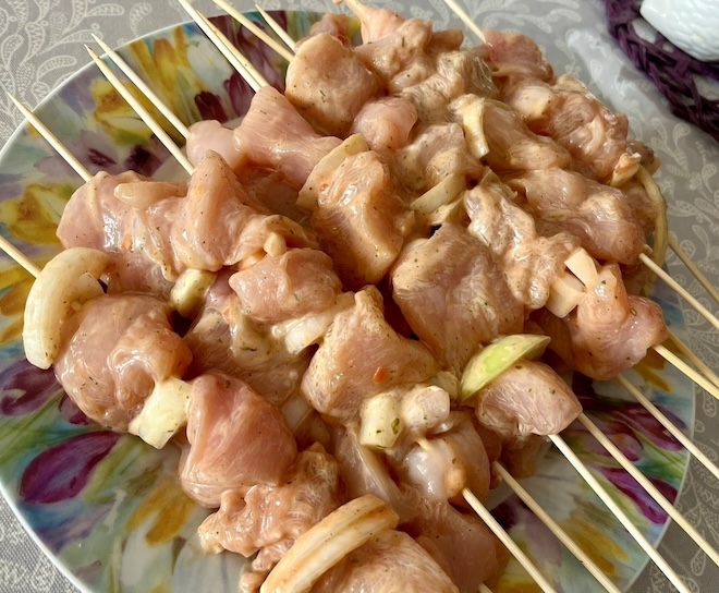 Куриные шашлычки на шпажках