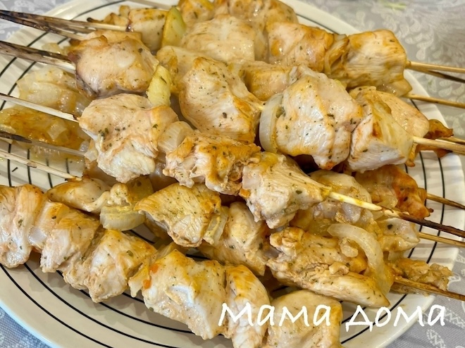 Куриные шашлычки на шпажках