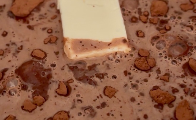 Молоко с какао и сливочным маслом