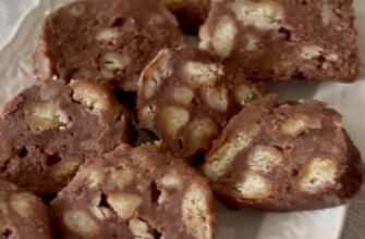 Шоколадная колбаса из печенья и какао