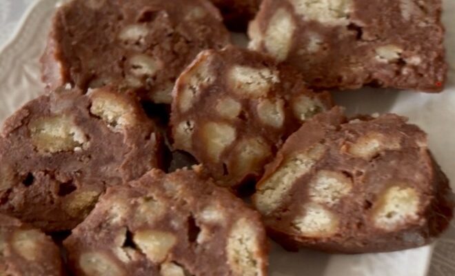 Шоколадная колбаса из печенья и какао