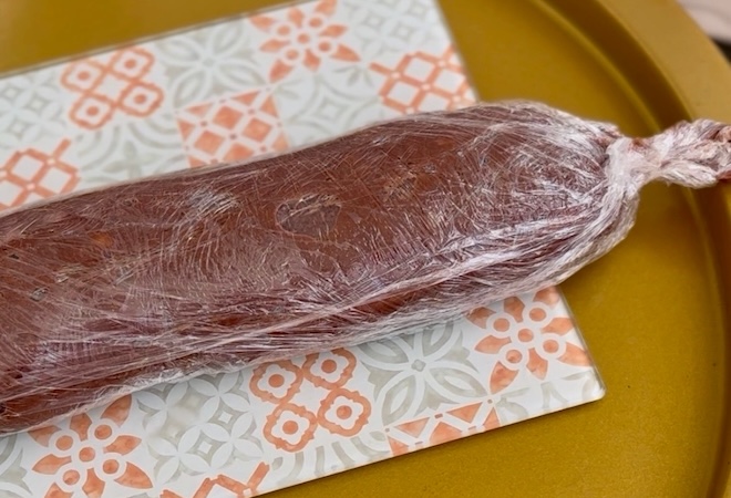 Шоколадная колбаса в пленке
